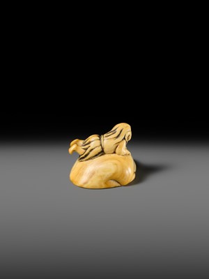 AN IVORY NETSUKE OF A FISHERGIRL (AMA) ON A LARGE CLAM