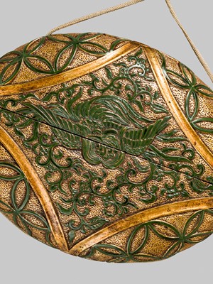 Lot 61 - A RARE LACQUERED ‘SIMULATED EUROPEAN LEATHER’ TONKOTSU WITH A HO-O