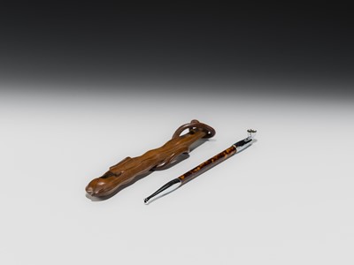 Lot 69 - A FINE WOOD KISERUZUTSU (PIPE CASE) OF A SNAKE ENCIRCLING AN EDAMAME BEAN POD, WITH A MATCHING ‘TORTOISESHELL’ KISERU (PIPE)