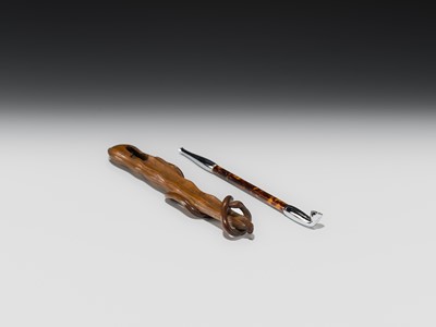 Lot 69 - A FINE WOOD KISERUZUTSU (PIPE CASE) OF A SNAKE ENCIRCLING AN EDAMAME BEAN POD, WITH A MATCHING ‘TORTOISESHELL’ KISERU (PIPE)