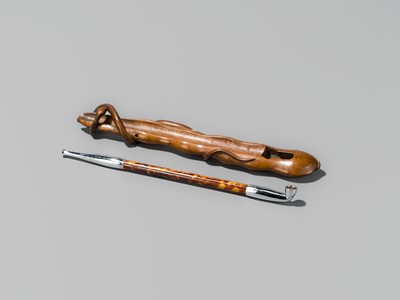 Lot 69 - A FINE WOOD KISERUZUTSU (PIPE CASE) OF A SNAKE ENCIRCLING AN EDAMAME BEAN POD, WITH A MATCHING ‘TORTOISESHELL’ KISERU (PIPE)