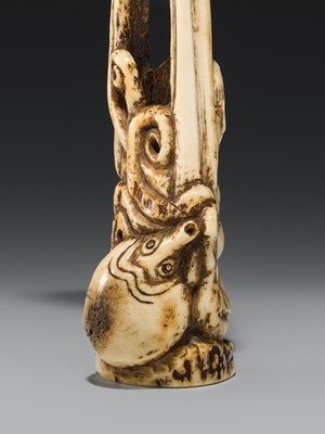 A LARGE AND IMPRESSIVE ANTLER KISERUZUTSU (PIPE CASE) OF TENAGA WITH AN OCTOPUS