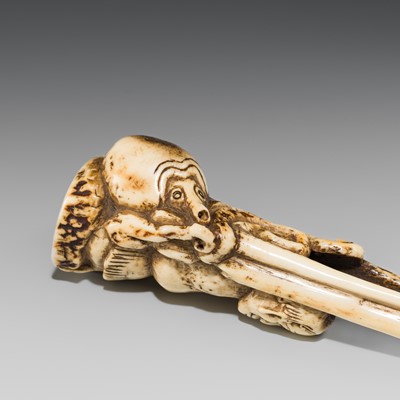A LARGE AND IMPRESSIVE ANTLER KISERUZUTSU (PIPE CASE) OF TENAGA WITH AN OCTOPUS