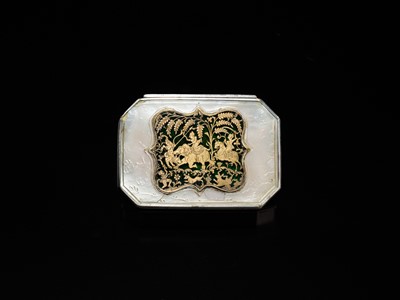 Lot 616 - A MOTHER-OF-PEARL, SILVER, GOLD AND STAINED GLASS (THEWA) ‘HUNTING SCENE’ SNUFF BOX