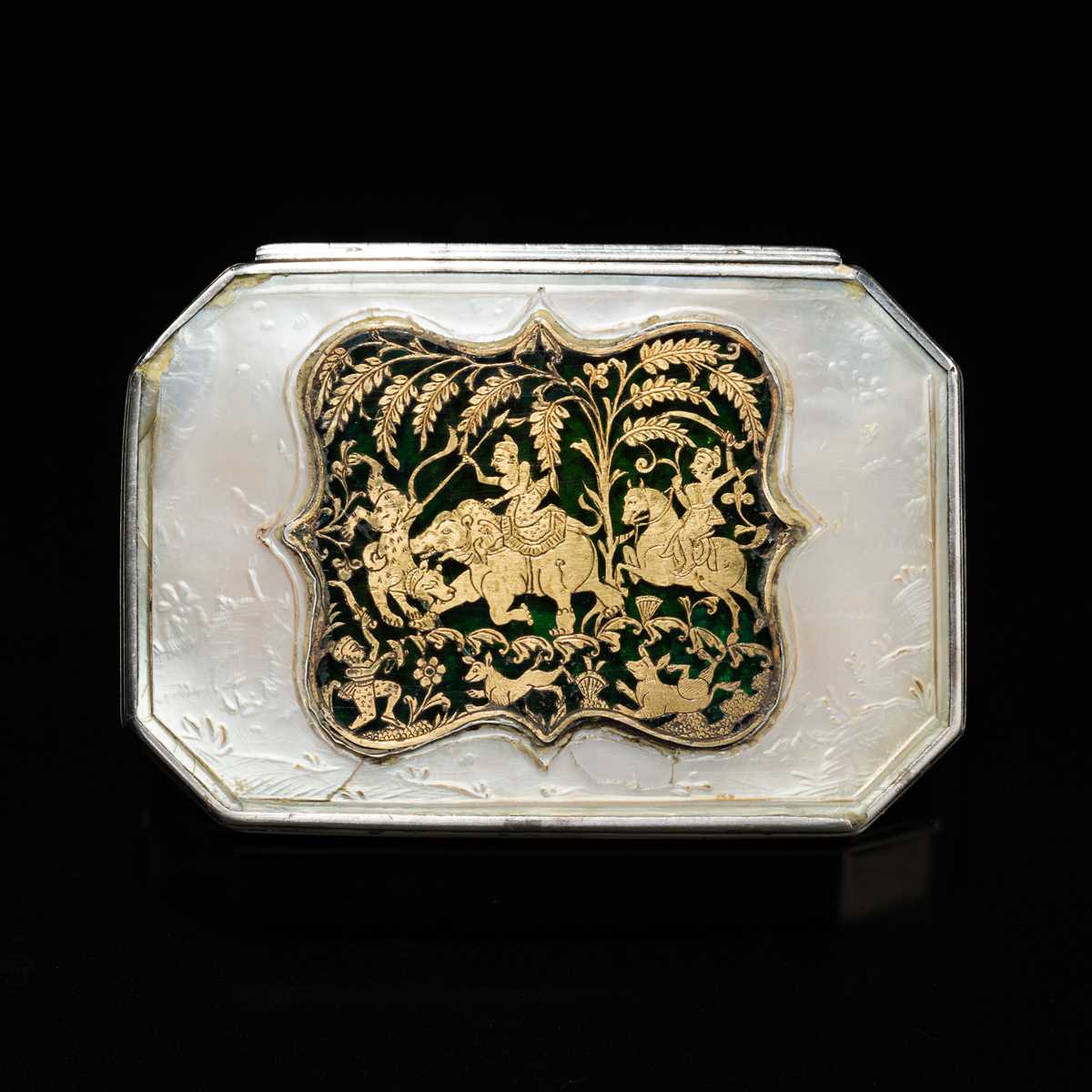 Lot 616 - A MOTHER-OF-PEARL, SILVER, GOLD AND STAINED GLASS (THEWA) ‘HUNTING SCENE’ SNUFF BOX