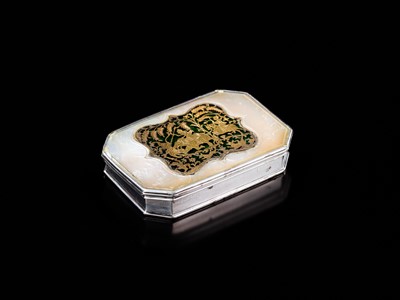 Lot 616 - A MOTHER-OF-PEARL, SILVER, GOLD AND STAINED GLASS (THEWA) ‘HUNTING SCENE’ SNUFF BOX