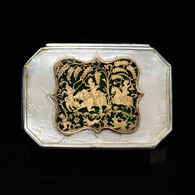 Lot 616 - A MOTHER-OF-PEARL, SILVER, GOLD AND STAINED GLASS (THEWA) ‘HUNTING SCENE’ SNUFF BOX