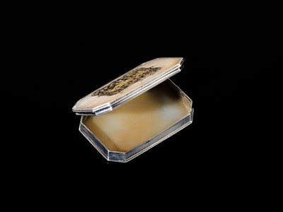 Lot 616 - A MOTHER-OF-PEARL, SILVER, GOLD AND STAINED GLASS (THEWA) ‘HUNTING SCENE’ SNUFF BOX