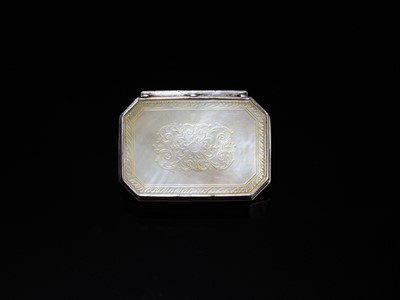 Lot 616 - A MOTHER-OF-PEARL, SILVER, GOLD AND STAINED GLASS (THEWA) ‘HUNTING SCENE’ SNUFF BOX