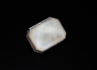 Lot 616 - A MOTHER-OF-PEARL, SILVER, GOLD AND STAINED GLASS (THEWA) ‘HUNTING SCENE’ SNUFF BOX