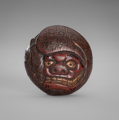 Lot 1733 - A FINE LACQUERED WOOD MANJU NETSUKE