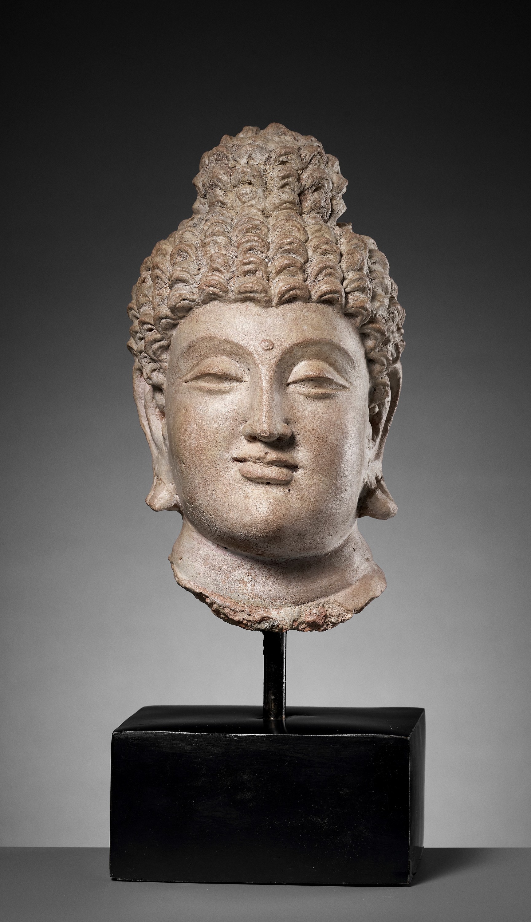 中国古玩 彫刻 菩薩 神将像頭部 仏像 陶俑 螺髪 唐物 仏教美術 骨董 時代物 A CARVED JADEITE HEAD OF GUANYIN | 翠玉觀世音菩薩頭像