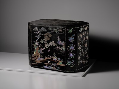 Lot 389 - A MOTHER-OF-PEARL INLAID OCTAGONAL TEA CHEST WITH MATCHING TEA CADDY