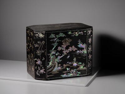 Lot 389 - A MOTHER-OF-PEARL INLAID OCTAGONAL TEA CHEST WITH MATCHING TEA CADDY
