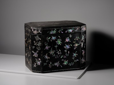 Lot 389 - A MOTHER-OF-PEARL INLAID OCTAGONAL TEA CHEST WITH MATCHING TEA CADDY