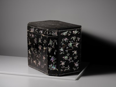 Lot 389 - A MOTHER-OF-PEARL INLAID OCTAGONAL TEA CHEST WITH MATCHING TEA CADDY