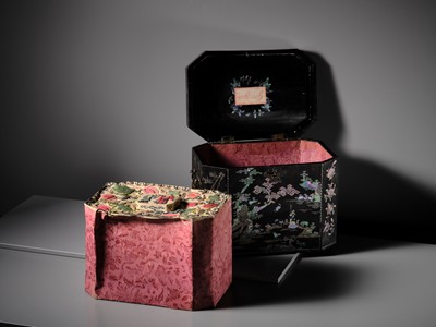 Lot 389 - A MOTHER-OF-PEARL INLAID OCTAGONAL TEA CHEST WITH MATCHING TEA CADDY