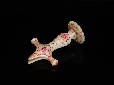 Lot 217 - A MUGHAL GEM-SET JADE TALWAR HILT, NORTH INDIA, 18TH CENTURY