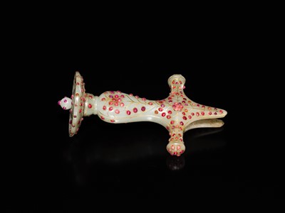 Lot 217 - A MUGHAL GEM-SET JADE TALWAR HILT, NORTH INDIA, 18TH CENTURY