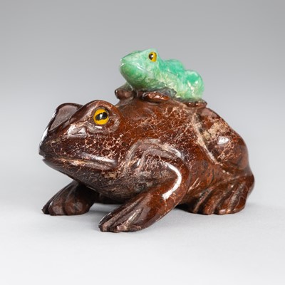 Lot 303 - A CHARMING CHRYSOPRASE OKIMONO OF TWO FROGS