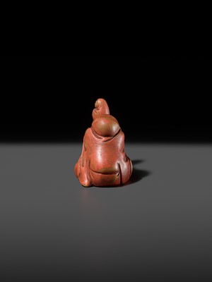 Lot 169 - AN AMUSING LACQUERED WOOD NETSUKE OF DARUMA BALANCING A DARUMA DOLL, ATTRIBUTED TO ANRAKU