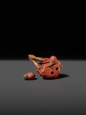 Lot 169 - AN AMUSING LACQUERED WOOD NETSUKE OF DARUMA BALANCING A DARUMA DOLL, ATTRIBUTED TO ANRAKU