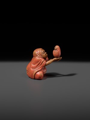 Lot 169 - AN AMUSING LACQUERED WOOD NETSUKE OF DARUMA BALANCING A DARUMA DOLL, ATTRIBUTED TO ANRAKU