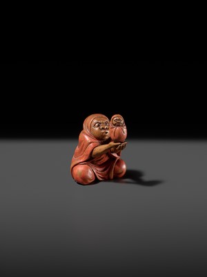Lot 169 - AN AMUSING LACQUERED WOOD NETSUKE OF DARUMA BALANCING A DARUMA DOLL, ATTRIBUTED TO ANRAKU
