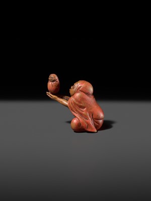 Lot 169 - AN AMUSING LACQUERED WOOD NETSUKE OF DARUMA BALANCING A DARUMA DOLL, ATTRIBUTED TO ANRAKU