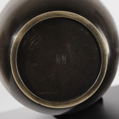 Lot 26 - KAZUYOSHI FOR THE NOGAWA COMPANY: A LARGE INLAID BRONZE VASE WITH GEESE AND FULL MOON