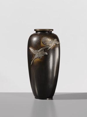 Lot 26 - KAZUYOSHI FOR THE NOGAWA COMPANY: A LARGE INLAID BRONZE VASE WITH GEESE AND FULL MOON