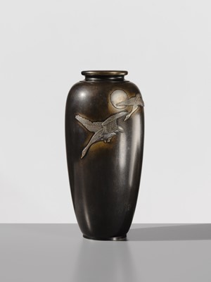 Lot 26 - KAZUYOSHI FOR THE NOGAWA COMPANY: A LARGE INLAID BRONZE VASE WITH GEESE AND FULL MOON