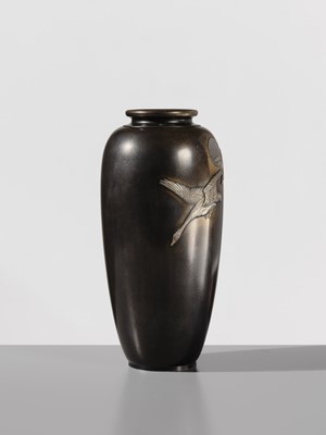 Lot 26 - KAZUYOSHI FOR THE NOGAWA COMPANY: A LARGE INLAID BRONZE VASE WITH GEESE AND FULL MOON