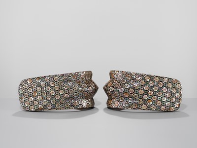 Lot 133 - A FINE PAIR OF MOTHER-OF-PEARL-INLAID LACQUERED IRON STIRRUPS (ABUMI)