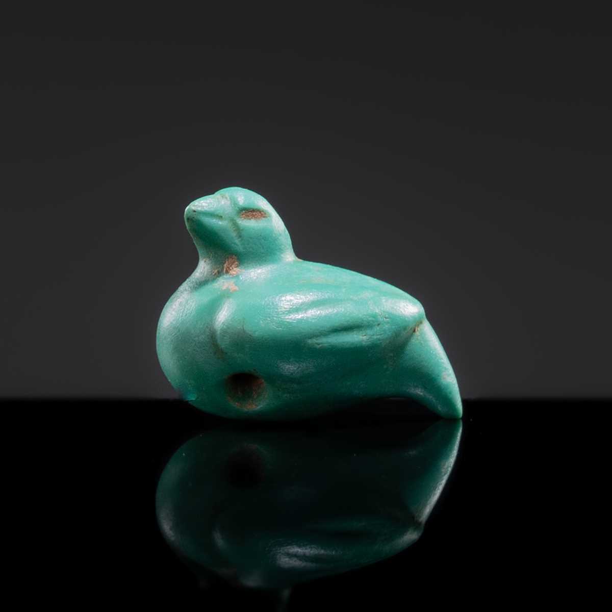 Lot 24 - A FINE TURQUOISE BEAD IN THE FORM OF A DIVINE TURTLEDOVE, WESTERN HAN DYNASTY