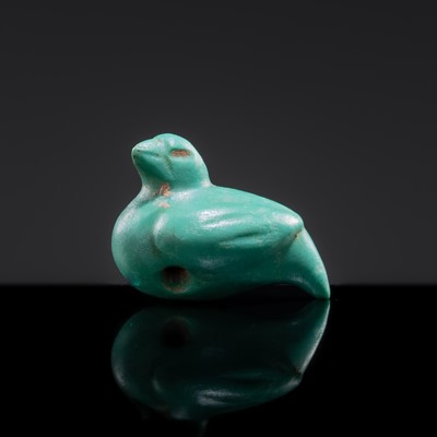 Lot 24 - A FINE TURQUOISE BEAD IN THE FORM OF A DIVINE TURTLEDOVE, WESTERN HAN DYNASTY