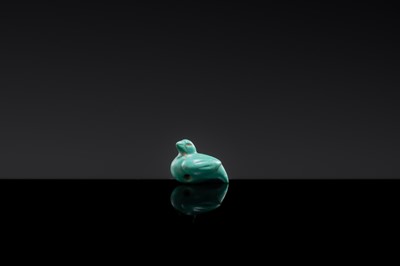 Lot 24 - A FINE TURQUOISE BEAD IN THE FORM OF A DIVINE TURTLEDOVE, WESTERN HAN DYNASTY