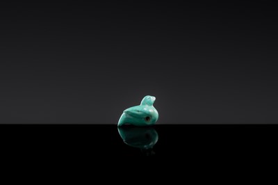Lot 24 - A FINE TURQUOISE BEAD IN THE FORM OF A DIVINE TURTLEDOVE, WESTERN HAN DYNASTY