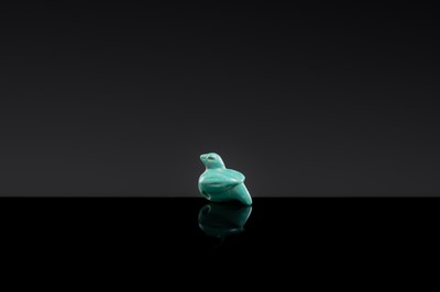 Lot 24 - A FINE TURQUOISE BEAD IN THE FORM OF A DIVINE TURTLEDOVE, WESTERN HAN DYNASTY