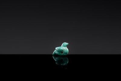 Lot 24 - A FINE TURQUOISE BEAD IN THE FORM OF A DIVINE TURTLEDOVE, WESTERN HAN DYNASTY