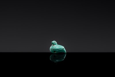 Lot 24 - A FINE TURQUOISE BEAD IN THE FORM OF A DIVINE TURTLEDOVE, WESTERN HAN DYNASTY