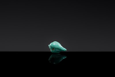 Lot 24 - A FINE TURQUOISE BEAD IN THE FORM OF A DIVINE TURTLEDOVE, WESTERN HAN DYNASTY