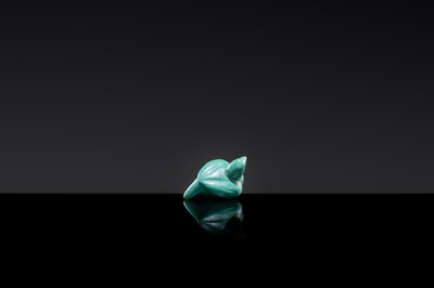 Lot 24 - A FINE TURQUOISE BEAD IN THE FORM OF A DIVINE TURTLEDOVE, WESTERN HAN DYNASTY