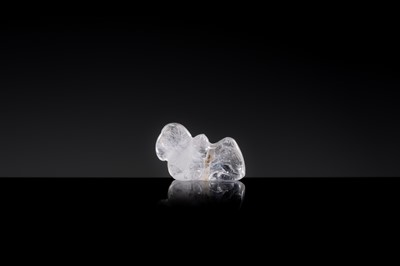 Lot 26 - A FINE ROCK CRYSTAL ‘RECLINING CAMEL’ PENDANT, LIAO DYNASTY