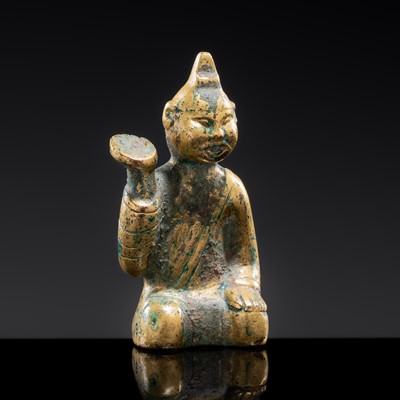 Lot 2 - A SMALL GILT BRONZE FIGURE OF A STORYTELLER, WESTERN HAN DYNASTY