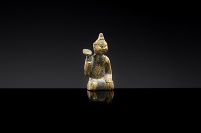 Lot 2 - A SMALL GILT BRONZE FIGURE OF A STORYTELLER, WESTERN HAN DYNASTY