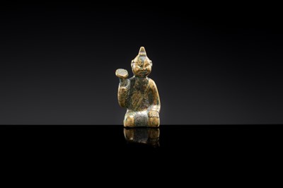 Lot 2 - A SMALL GILT BRONZE FIGURE OF A STORYTELLER, WESTERN HAN DYNASTY