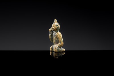 Lot 2 - A SMALL GILT BRONZE FIGURE OF A STORYTELLER, WESTERN HAN DYNASTY