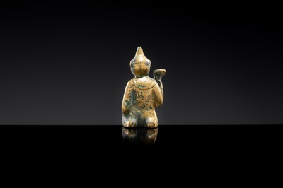 Lot 2 - A SMALL GILT BRONZE FIGURE OF A STORYTELLER, WESTERN HAN DYNASTY