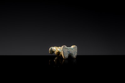 Lot 2 - A SMALL GILT BRONZE FIGURE OF A STORYTELLER, WESTERN HAN DYNASTY